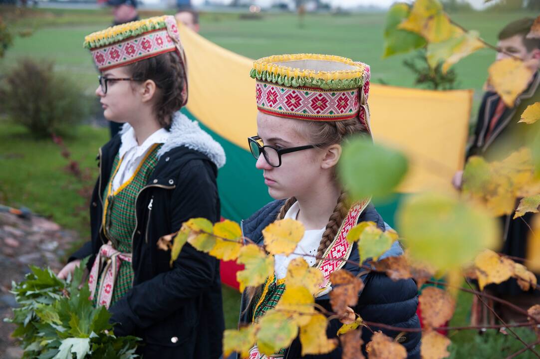 Kapsulės su žeme iš Komunarkos įkasimas