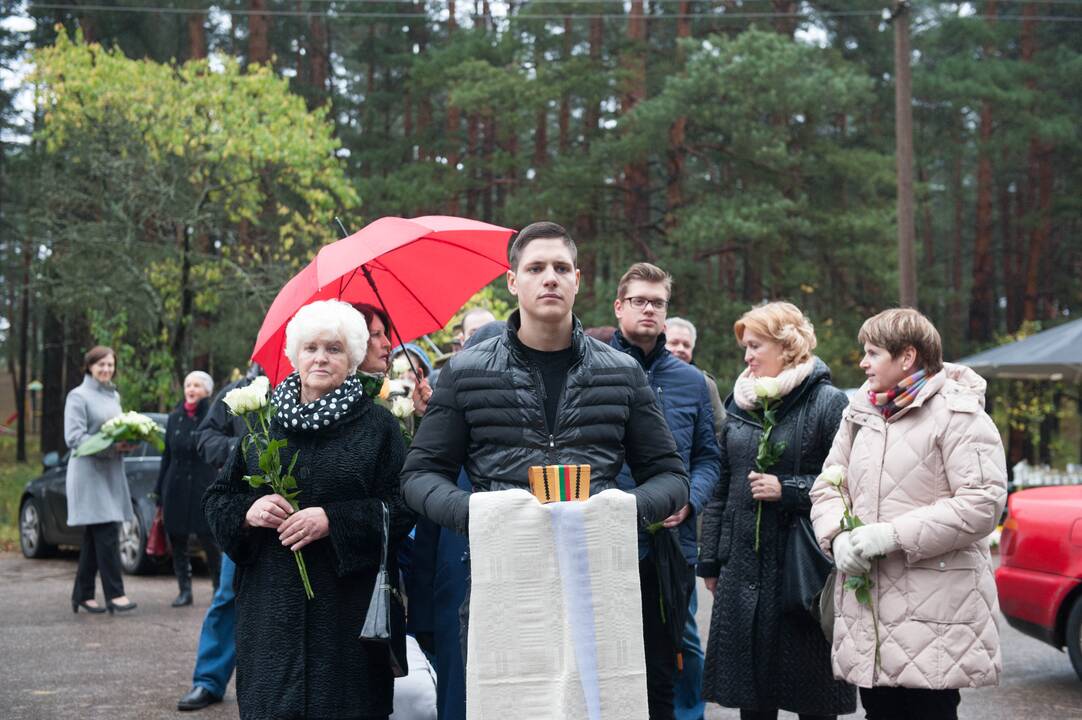 Kapsulės su žeme iš Komunarkos įkasimas