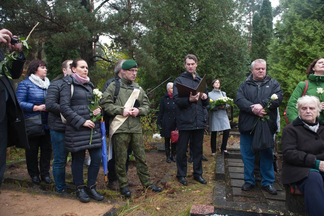 Kapsulės su žeme iš Komunarkos įkasimas