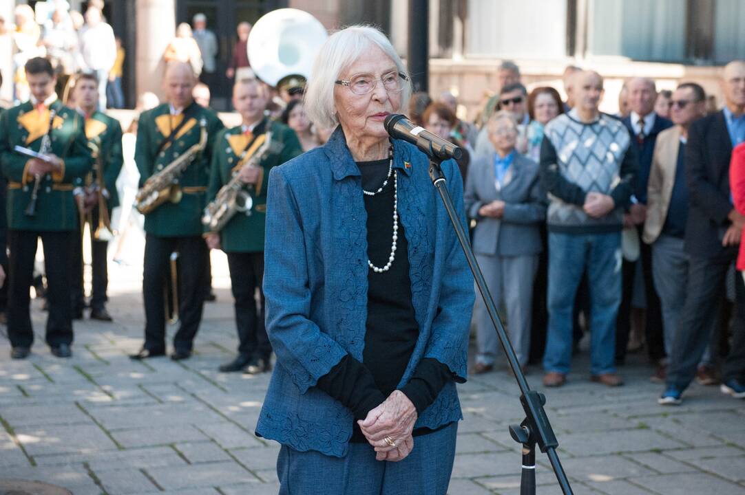 Iškilmingai atidengtas J.Vileišio paminklas