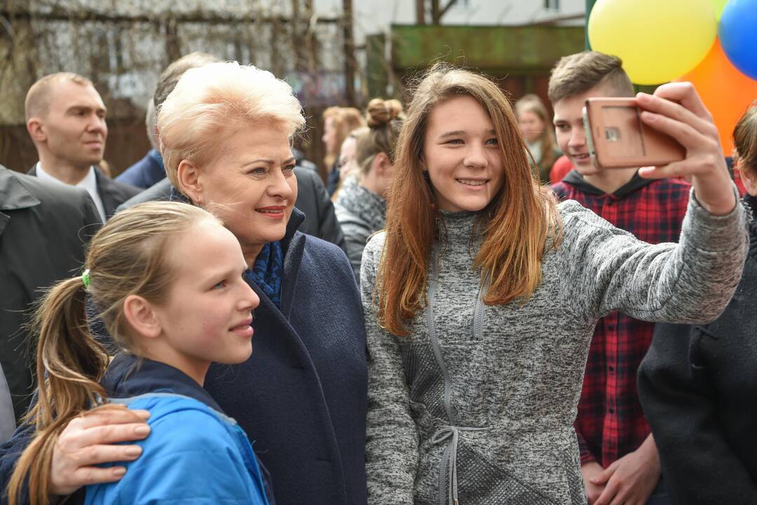 Prezidentė su vaikais sodino daržoves