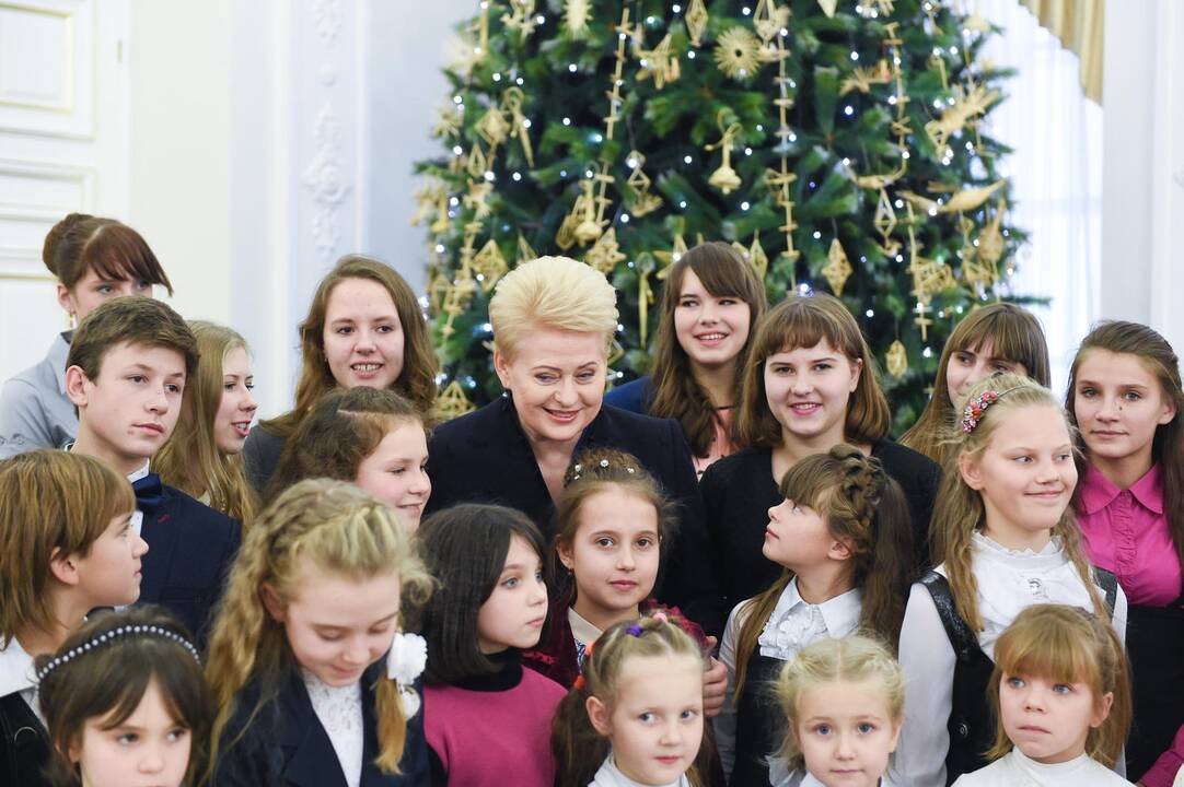 Į Prezidentūrą sugužėjo lietuviškų mokyklų užsienyje mokiniai