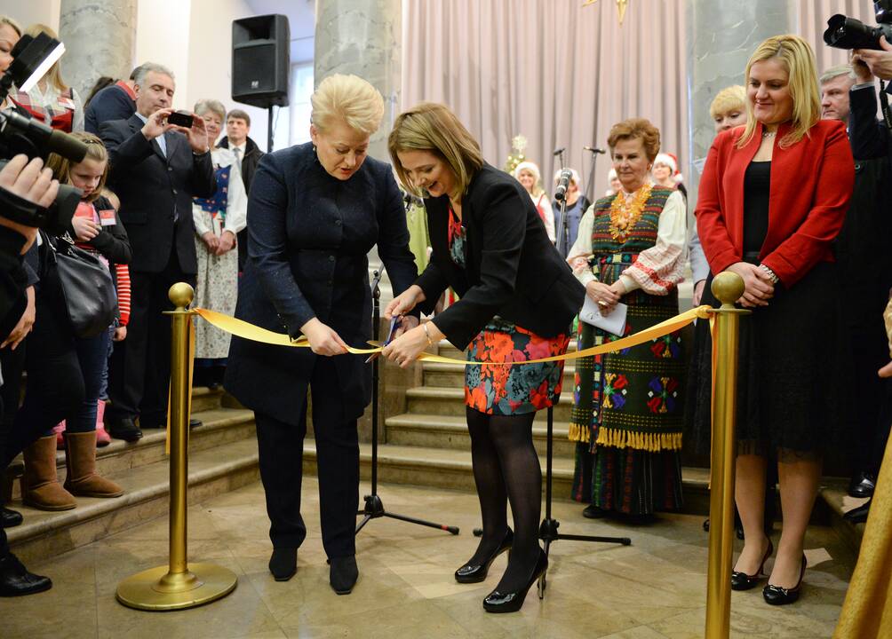 Prezidentė Vilniaus rotušėje atidarė tarptautinę Kalėdų labdaros mugę