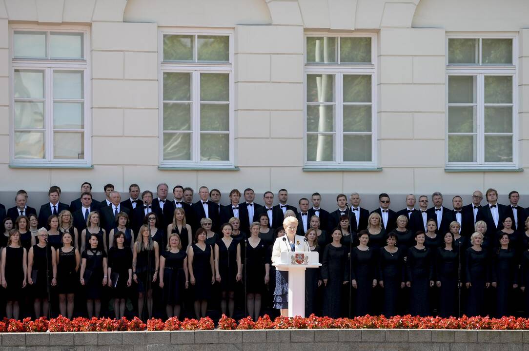 D. Grybauskaitė dalyvavo Valstybės vėliavų pakėlimo ceremonijoje