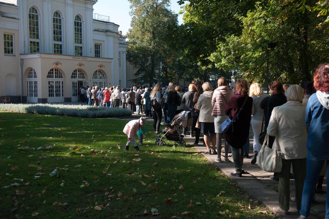 Eilės prie Kauno muzikinio teatro