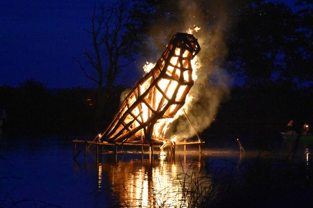 Juodkrantėje liepsnojo skulptūros