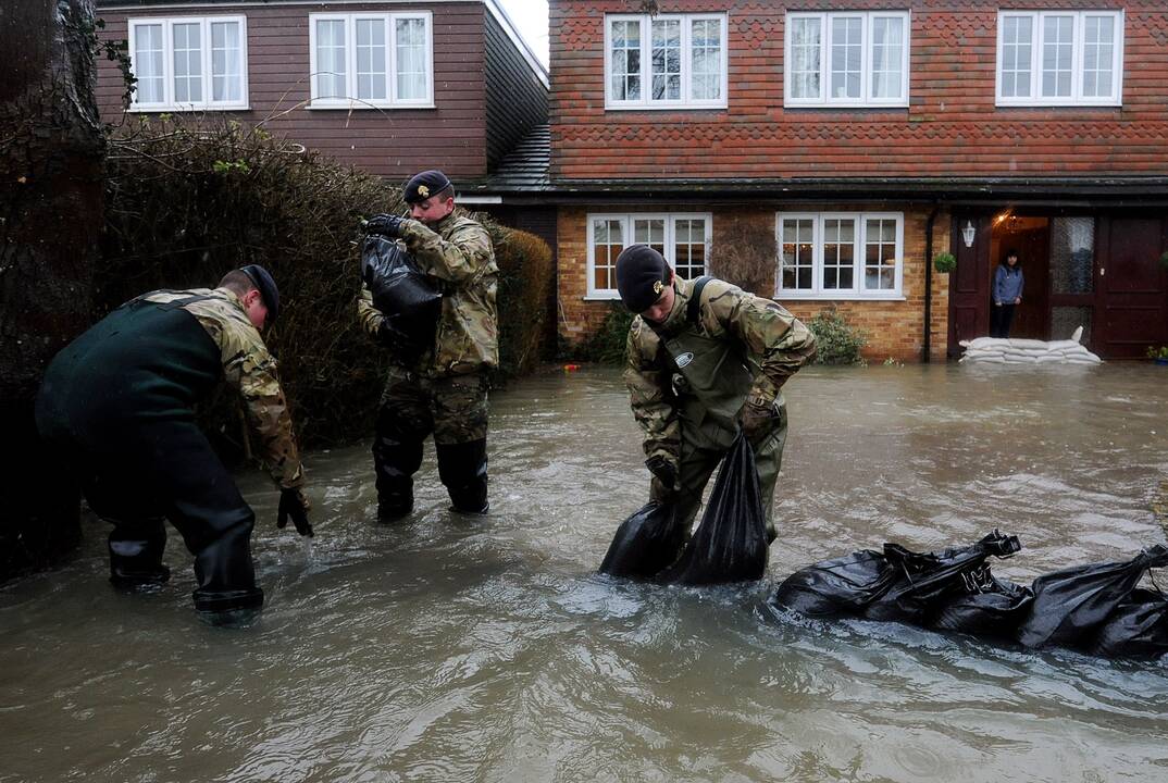 Stichijų nusiaubta Britanija ruošiasi naujai audrai