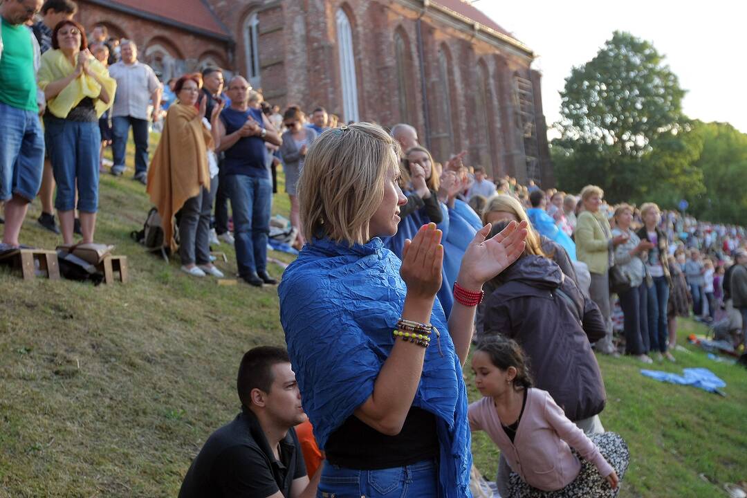 Kauniečiai himną traukė prie pilies