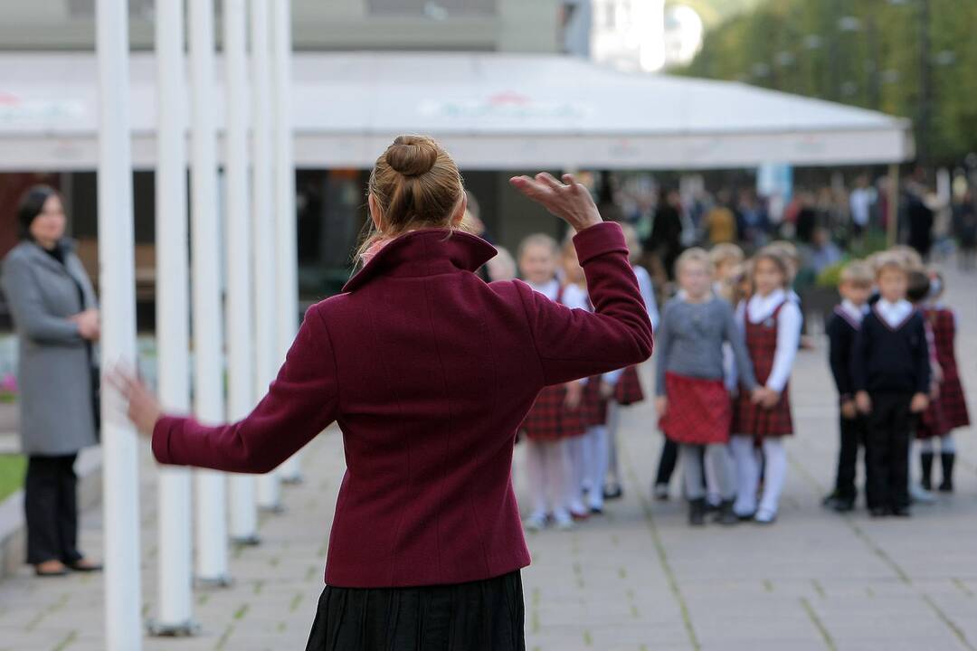 J.Naujalio gimnazijos jubiliejui jos auklėtiniai sugiedojo „Jaunimo giesmę“