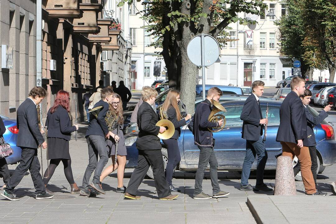 J.Naujalio gimnazijos jubiliejui jos auklėtiniai sugiedojo „Jaunimo giesmę“