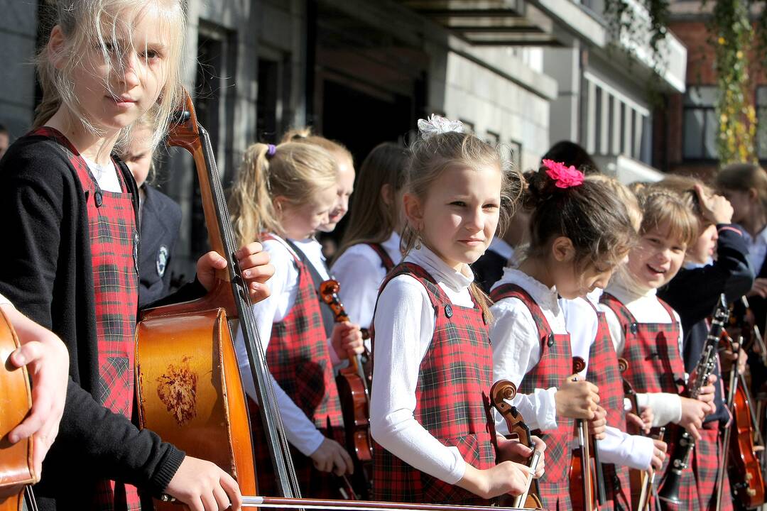 J.Naujalio gimnazijos jubiliejui jos auklėtiniai sugiedojo „Jaunimo giesmę“