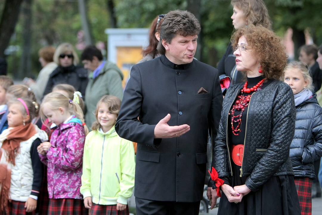 J.Naujalio gimnazijos jubiliejui jos auklėtiniai sugiedojo „Jaunimo giesmę“