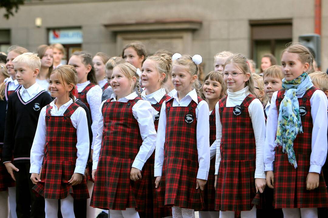 J.Naujalio gimnazijos jubiliejui jos auklėtiniai sugiedojo „Jaunimo giesmę“