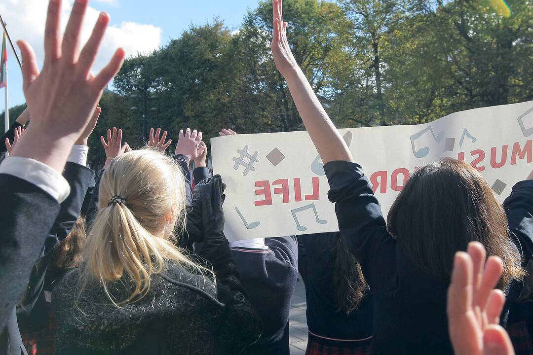 J.Naujalio gimnazijos jubiliejui jos auklėtiniai sugiedojo „Jaunimo giesmę“