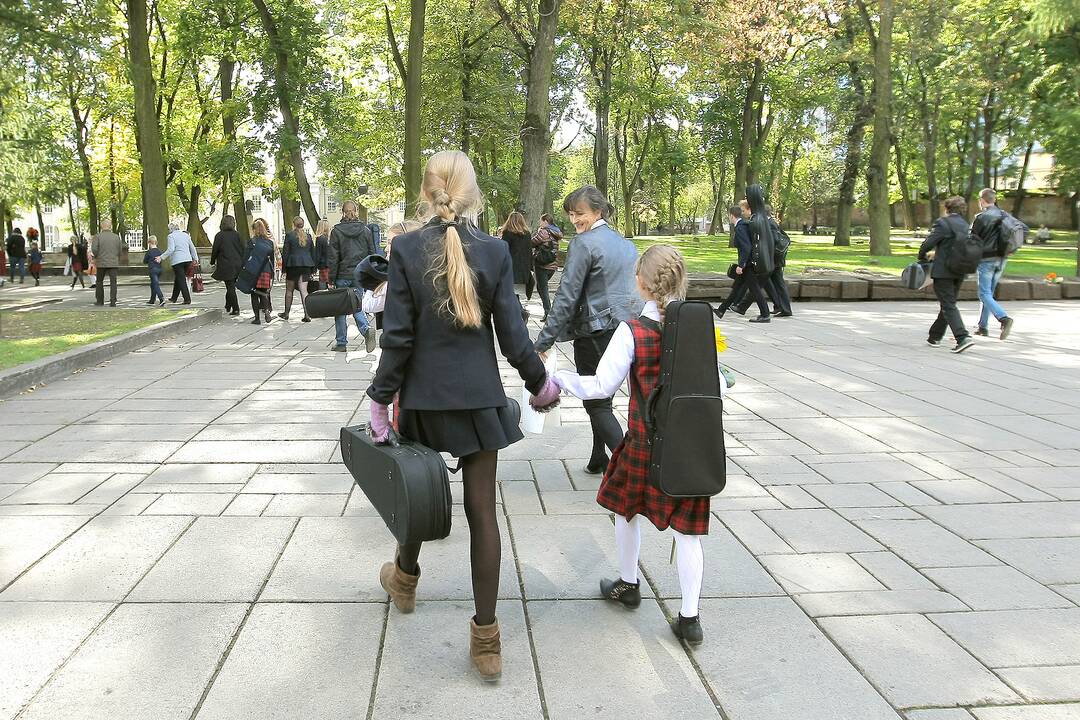 J.Naujalio gimnazijos jubiliejui jos auklėtiniai sugiedojo „Jaunimo giesmę“