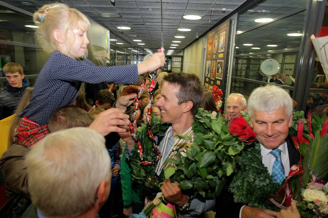 Pasaulio plento dviračių „bronzą“ iškovojęs Ramūnas Navardauskas pasitiktas Kauno oro uoste.