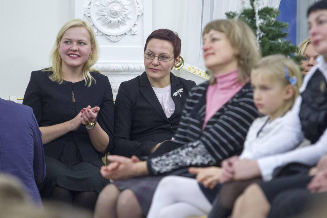 Prezidentė kartu su vaikais paskelbė akcijos „Knygų Kalėdos" pradžią