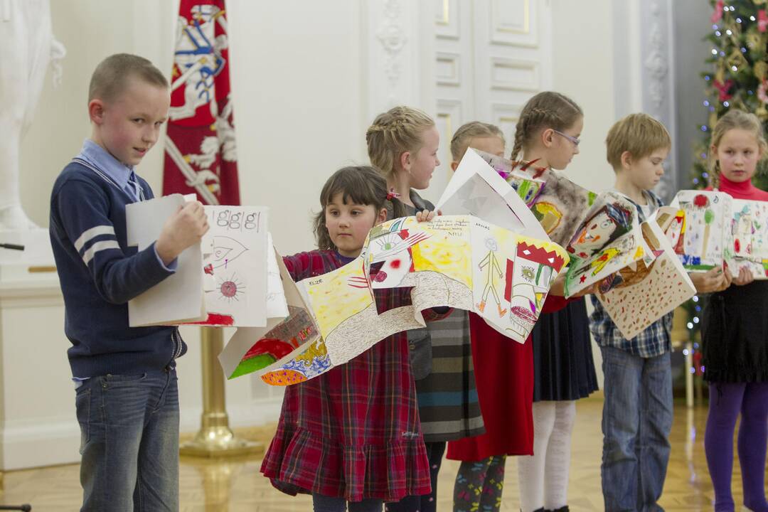 Prezidentė kartu su vaikais paskelbė akcijos „Knygų Kalėdos" pradžią