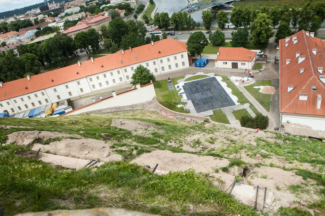 Pajudėjo Gedimino kalno tvarkymo darbai