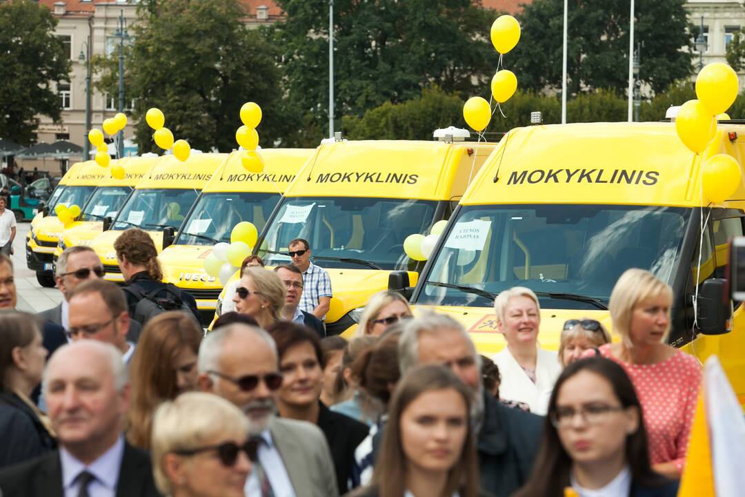 Mokykloms – nauji geltonieji autobusiukai