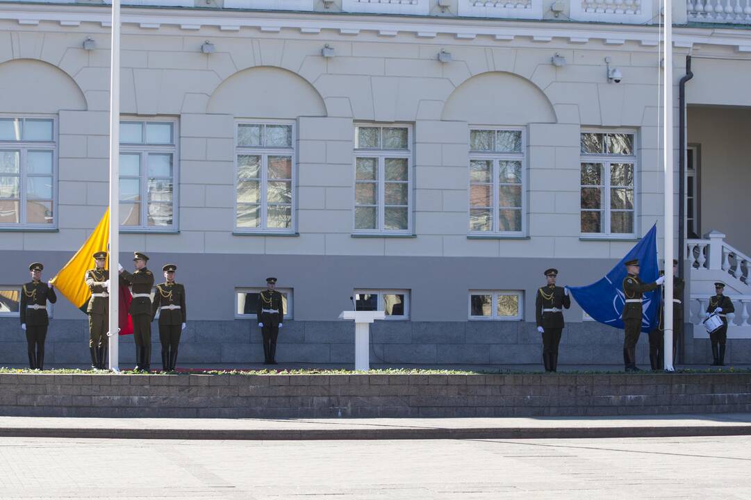 Vilniuje vyko iškilminga Lietuvos ir NATO vėliavų pakėlimo ceremonija