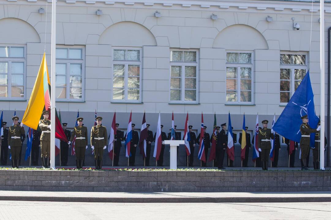 Vilniuje vyko iškilminga Lietuvos ir NATO vėliavų pakėlimo ceremonija