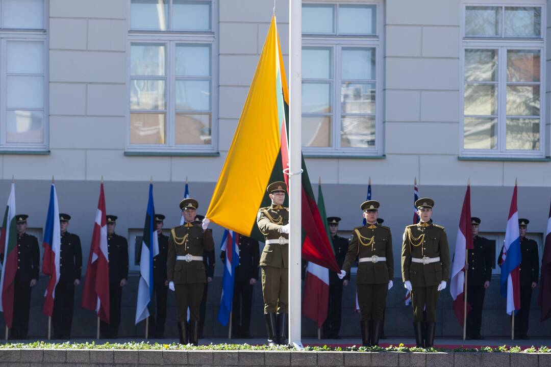 Vilniuje vyko iškilminga Lietuvos ir NATO vėliavų pakėlimo ceremonija