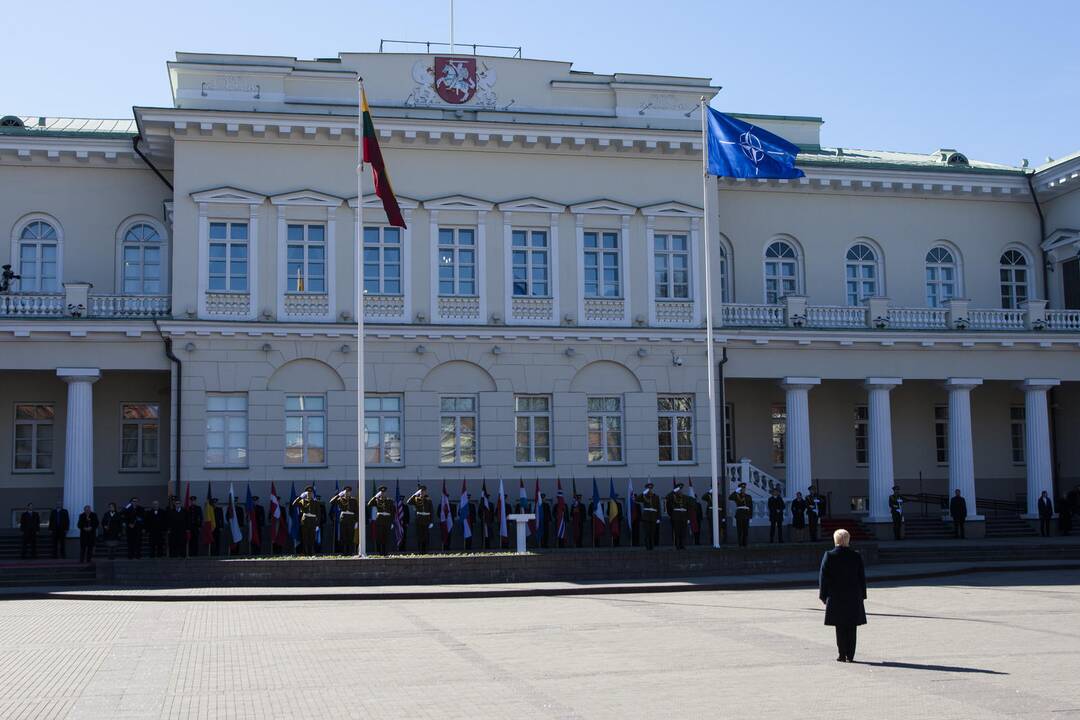 Vilniuje vyko iškilminga Lietuvos ir NATO vėliavų pakėlimo ceremonija