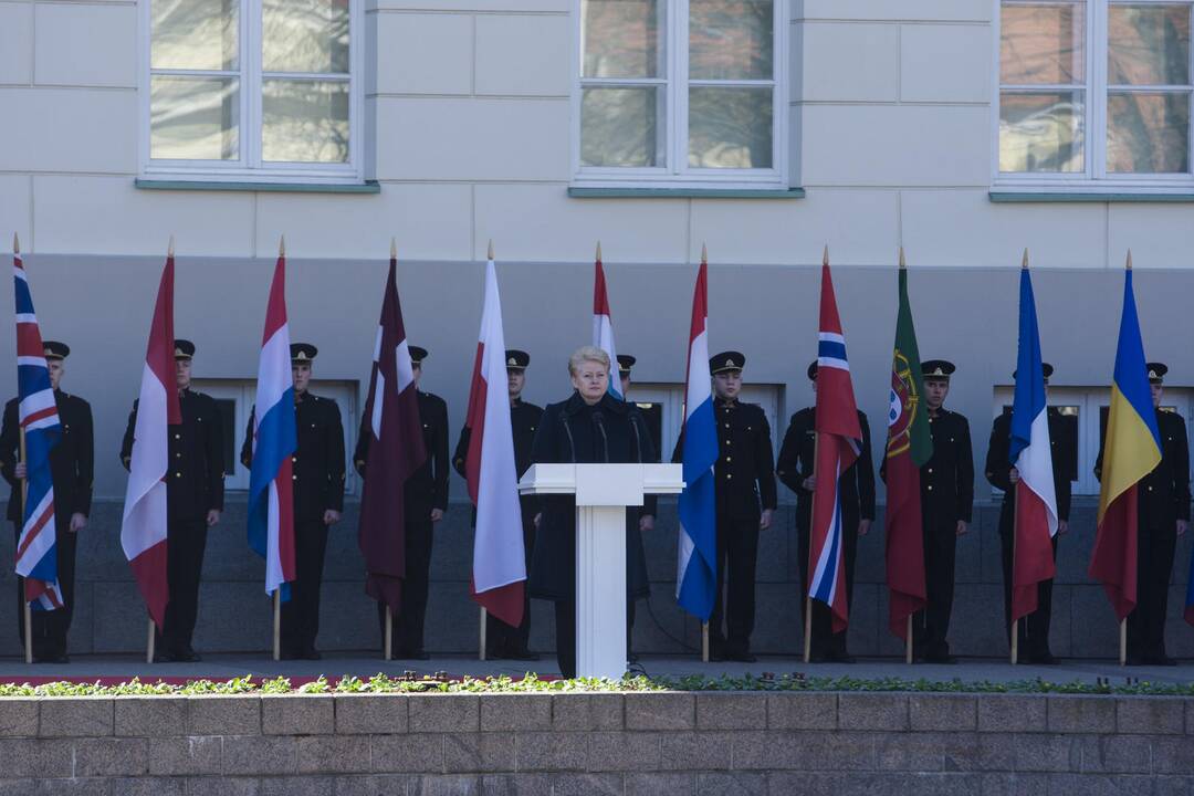 Vilniuje vyko iškilminga Lietuvos ir NATO vėliavų pakėlimo ceremonija