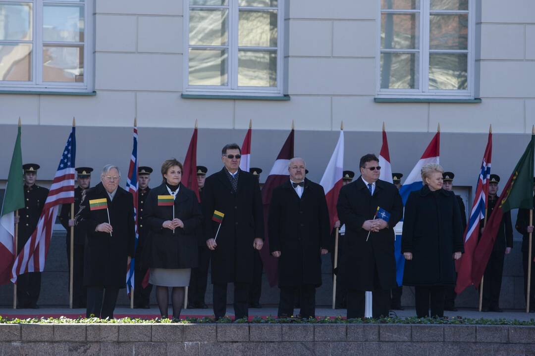 Vilniuje vyko iškilminga Lietuvos ir NATO vėliavų pakėlimo ceremonija