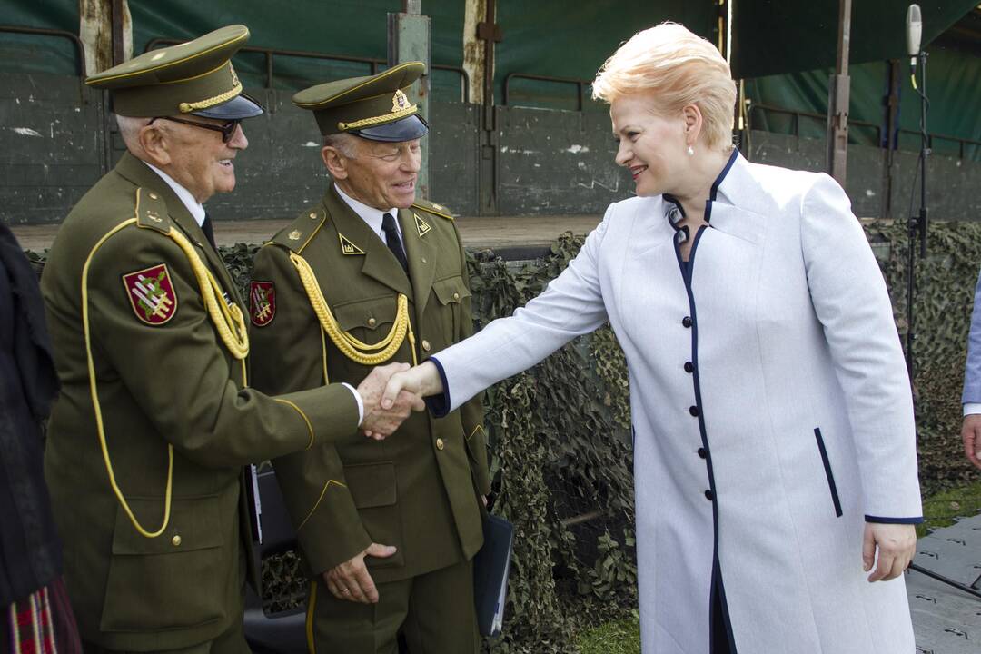 D.Grybauskaitė: kariuomenę visuomenei rodyti yra svarbu