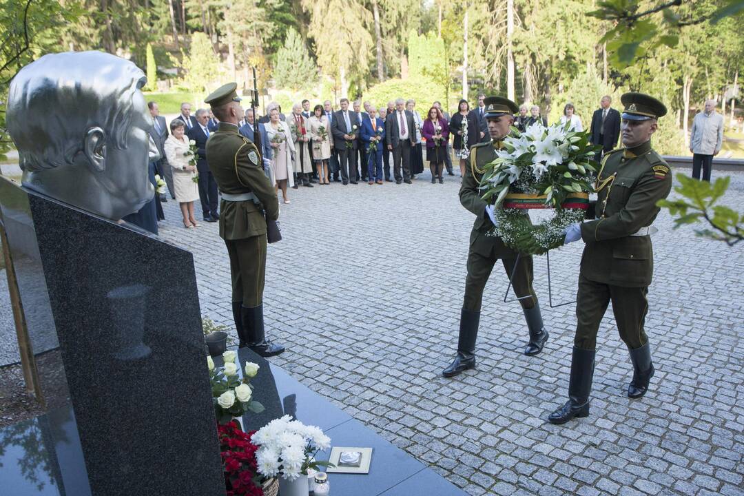 Valdžios atstovai padėjo gėlių ant prezidento A. Brazausko kapo