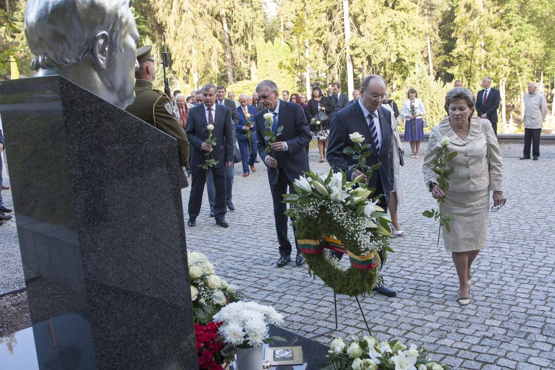 Valdžios atstovai padėjo gėlių ant prezidento A. Brazausko kapo