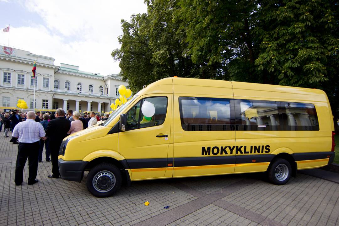 Nauji autobusiukai mokykloms