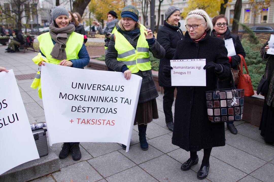 Mokslininkai surengė piketą dėl mažų atlyginimų