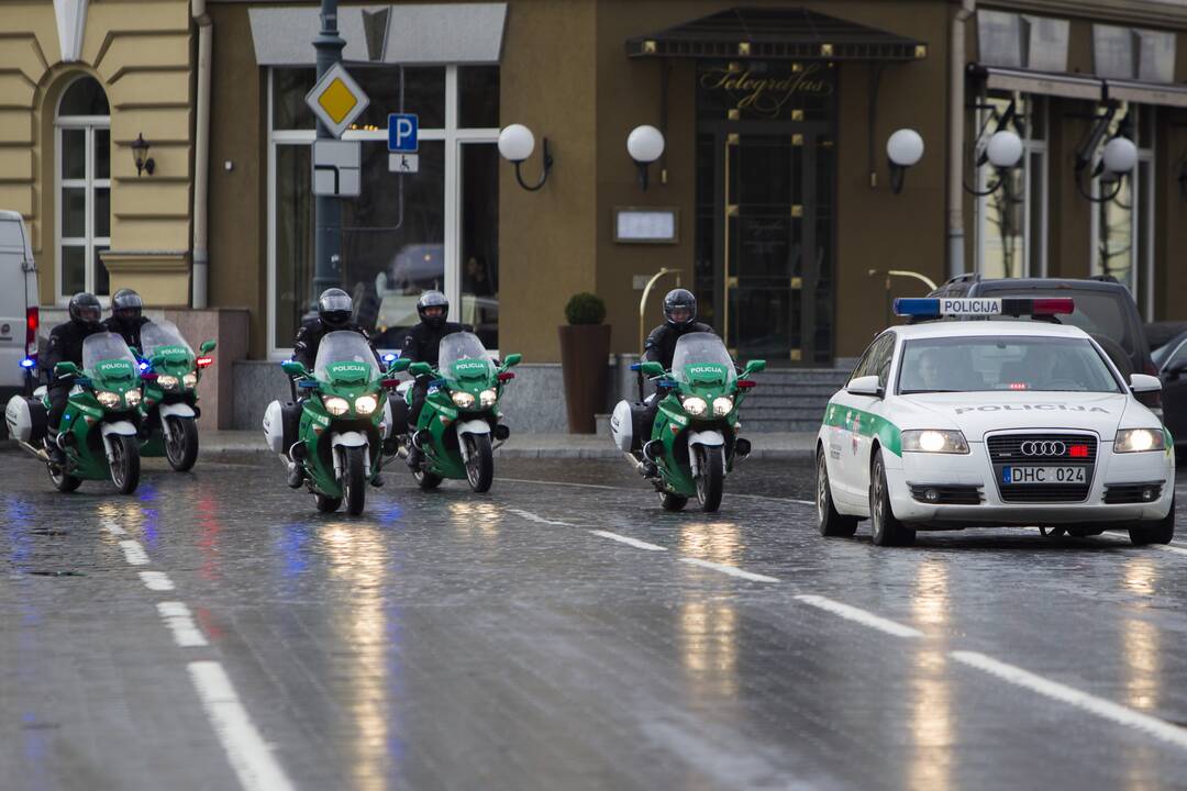 Policijos pareigūnai persėda ant motociklų