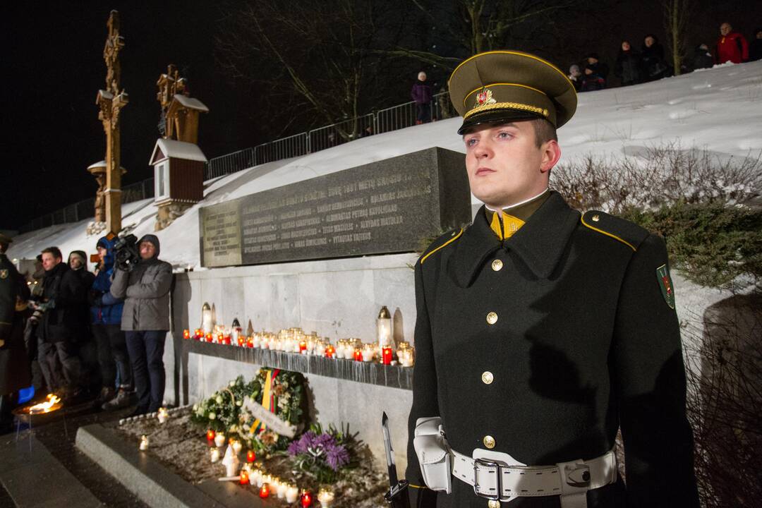 Sostinėje liepsnojo atminimo laužai