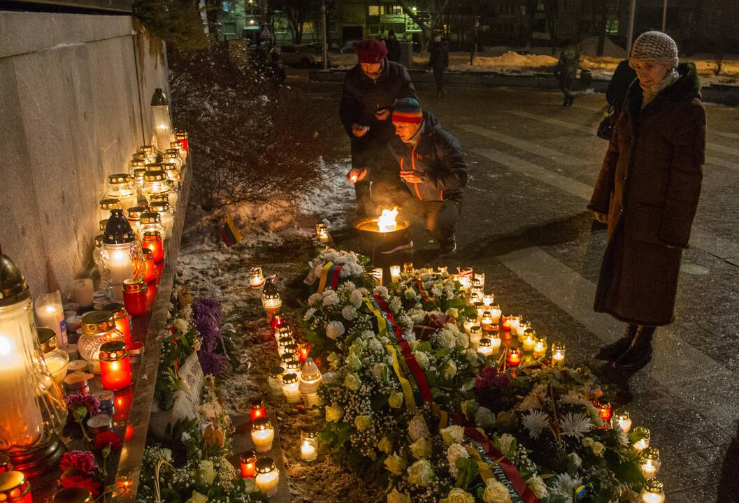 Sostinėje liepsnojo atminimo laužai