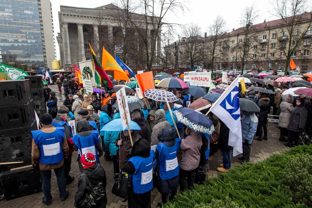 Prie Seimo mitinguotojai reikalavo didesnių algų ir pensijų