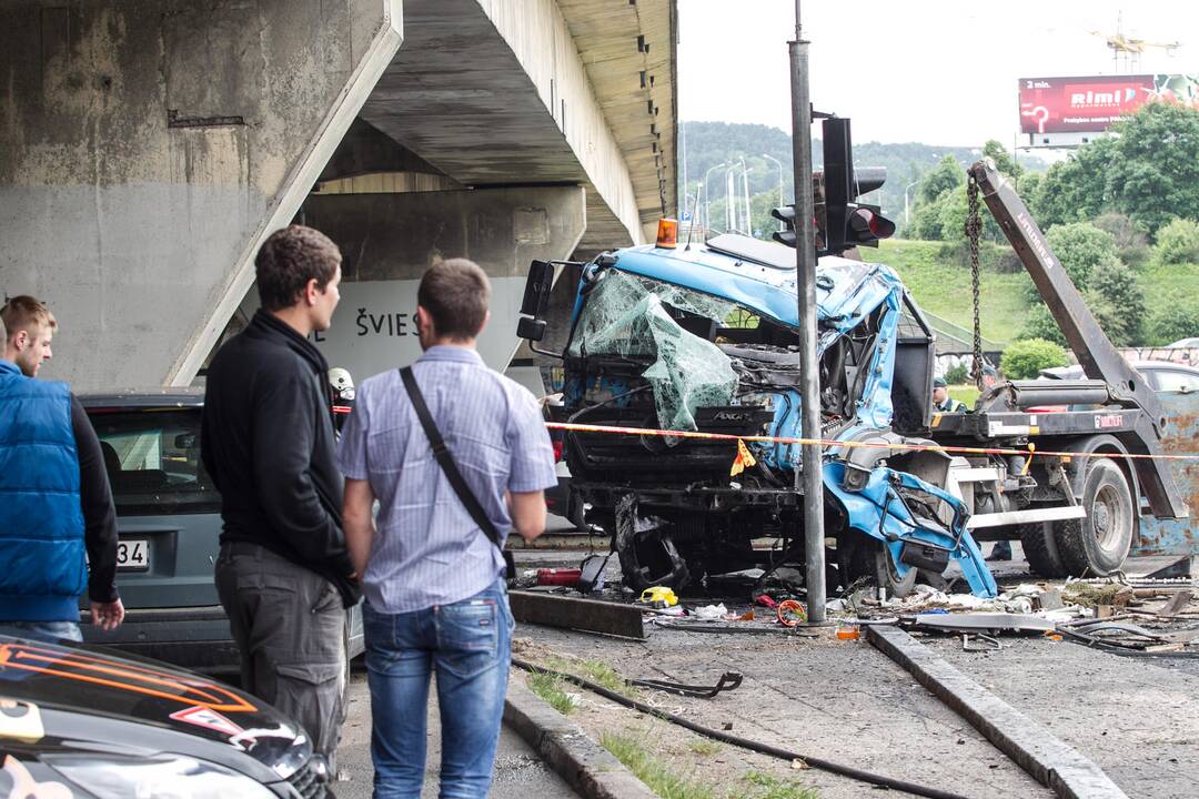 Vilniuje per avariją nuo tilto nukrito sunkvežimis