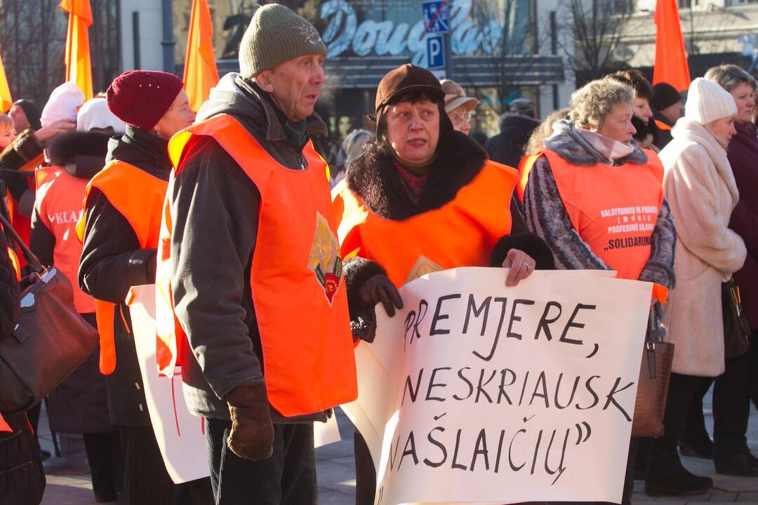 Profsąjungos mitingavo prie Vyriausybės