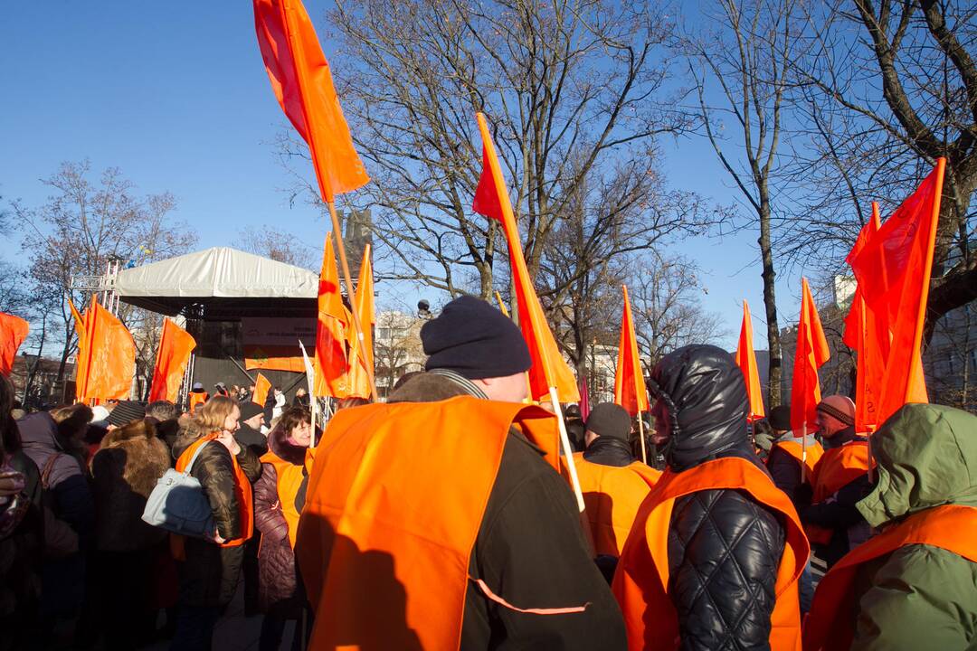 Profsąjungos mitingavo prie Vyriausybės