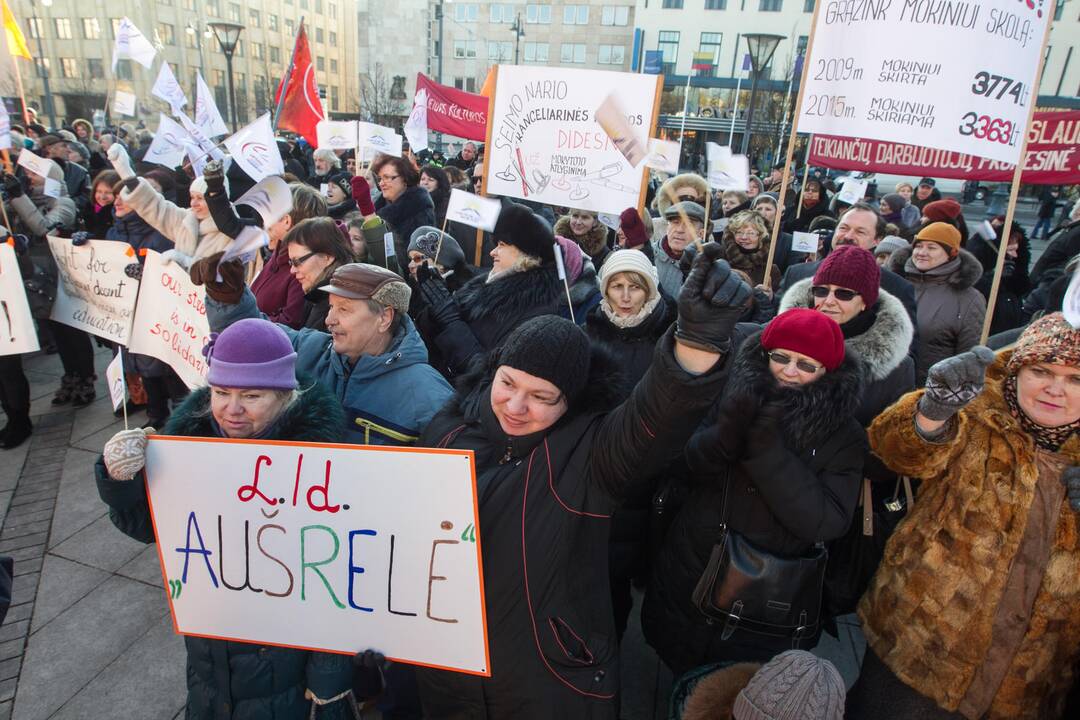 Profsąjungos mitingavo prie Vyriausybės