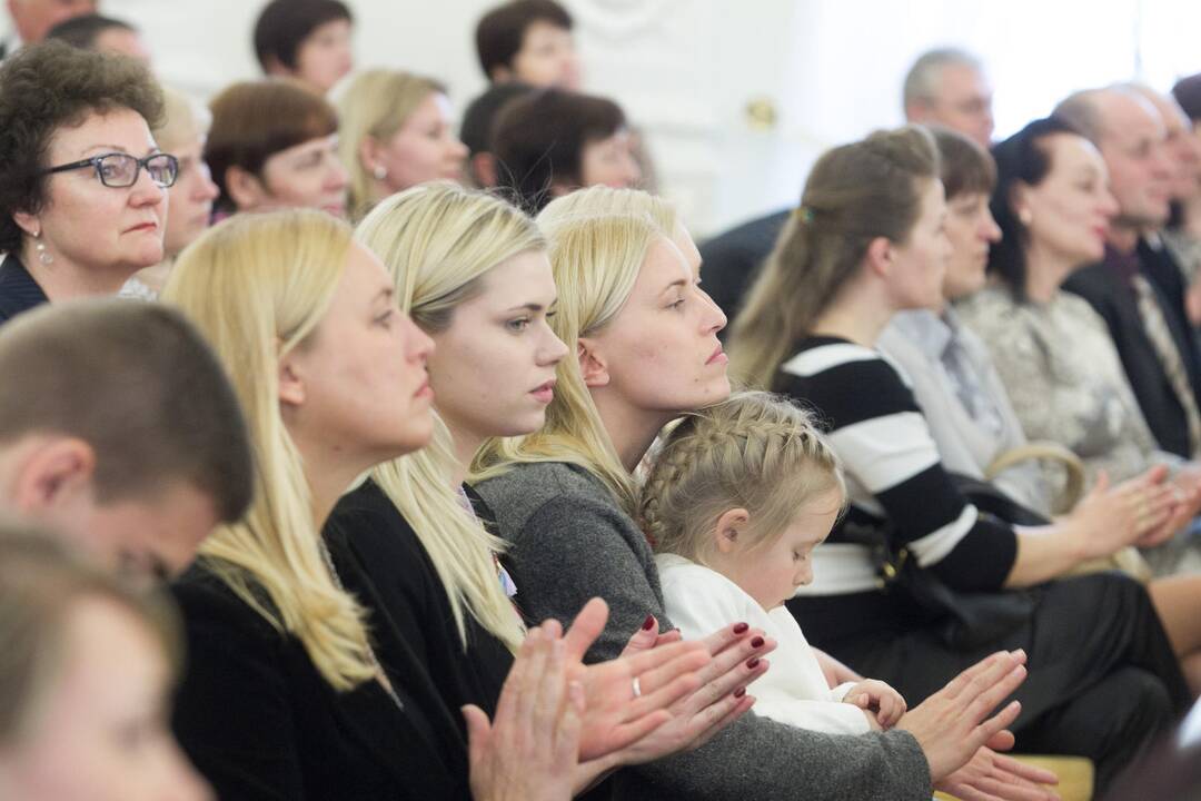 Prezidentė apdovanojo daugiavaikes mamas