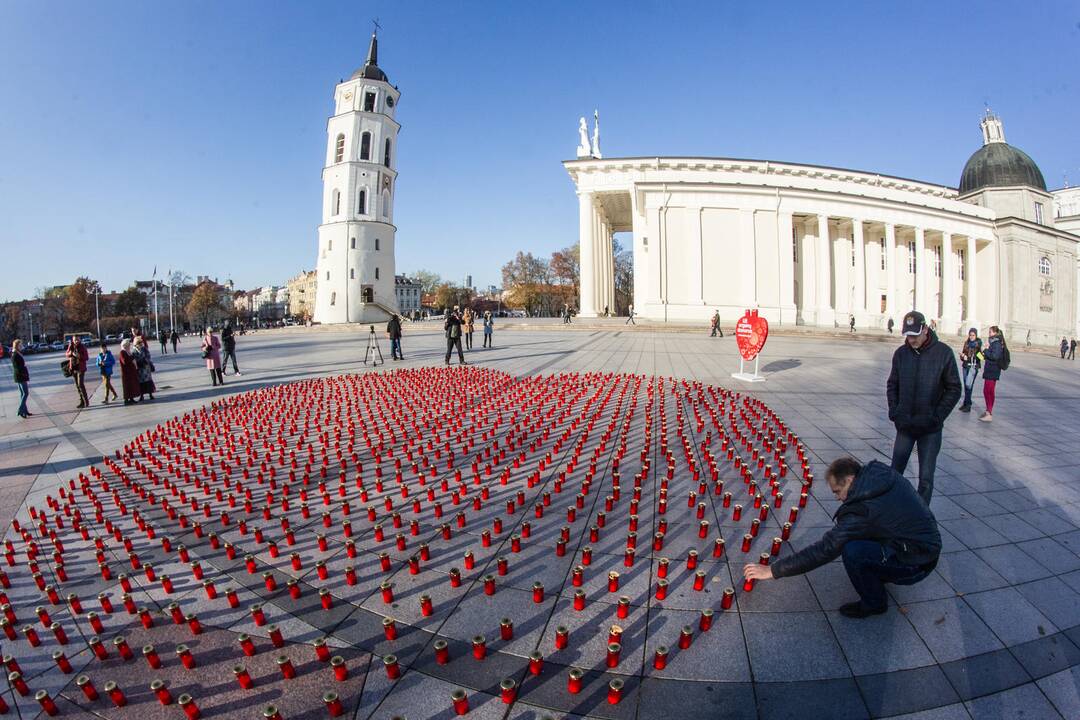 Katedros aikštėje liepsnojo žvakutės už donorus