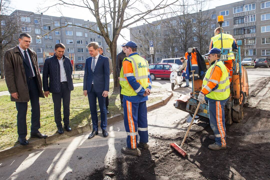 Tvarkomi Vilniaus daugiabučių kiemai