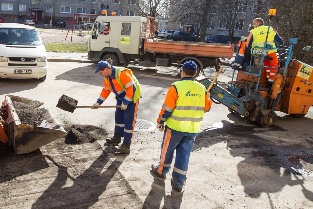 Tvarkomi Vilniaus daugiabučių kiemai