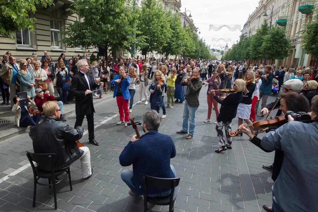 LRT radijo atminimo lentos atidengimas