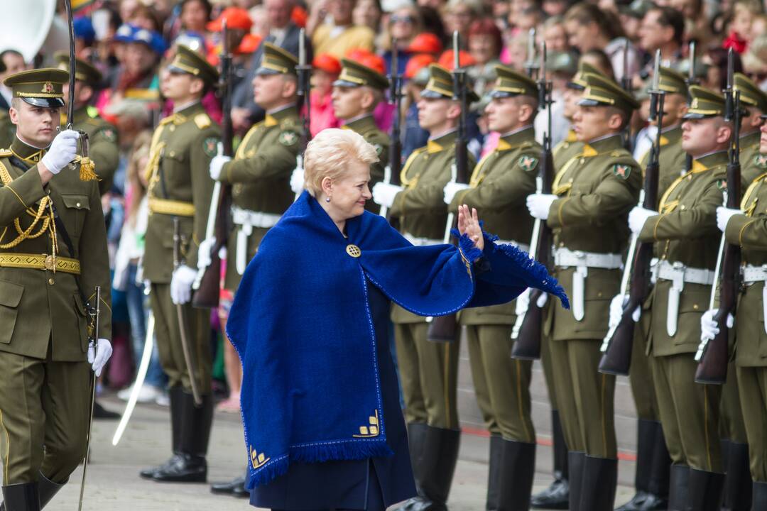 Daukanto aikštėje Vilniuje Valstybės dienos proga – iškilminga vėliavų pakėlimo ceremonija ir respublikinės moksleivių Dainų šventės atidarymas.