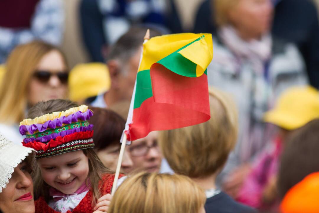 Daukanto aikštėje Vilniuje Valstybės dienos proga – iškilminga vėliavų pakėlimo ceremonija ir respublikinės moksleivių Dainų šventės atidarymas.